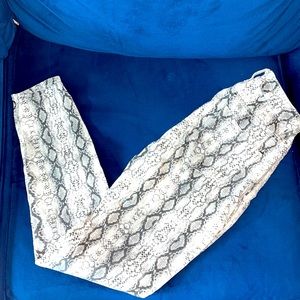 White and Black Snake Skin Stretch Jeans 🖤